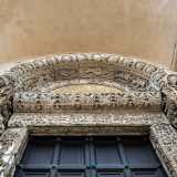 ...per continuare poi nel mezzo dell�architrave incontrandosi con un terzo calice. � la grazia divina che da Cristo parte e a Cristo ritorna